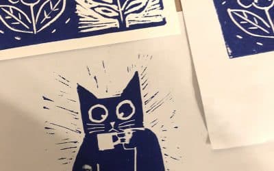 Atelier de linogravure : des oeuvres qui prennent forme.